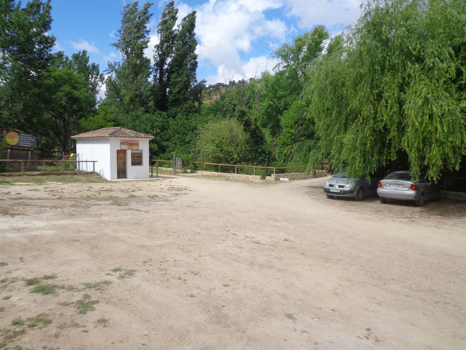 Acceder a la Zona de Aparcamientos del Área Recreativa Arroyomolinos 'La Playita'.